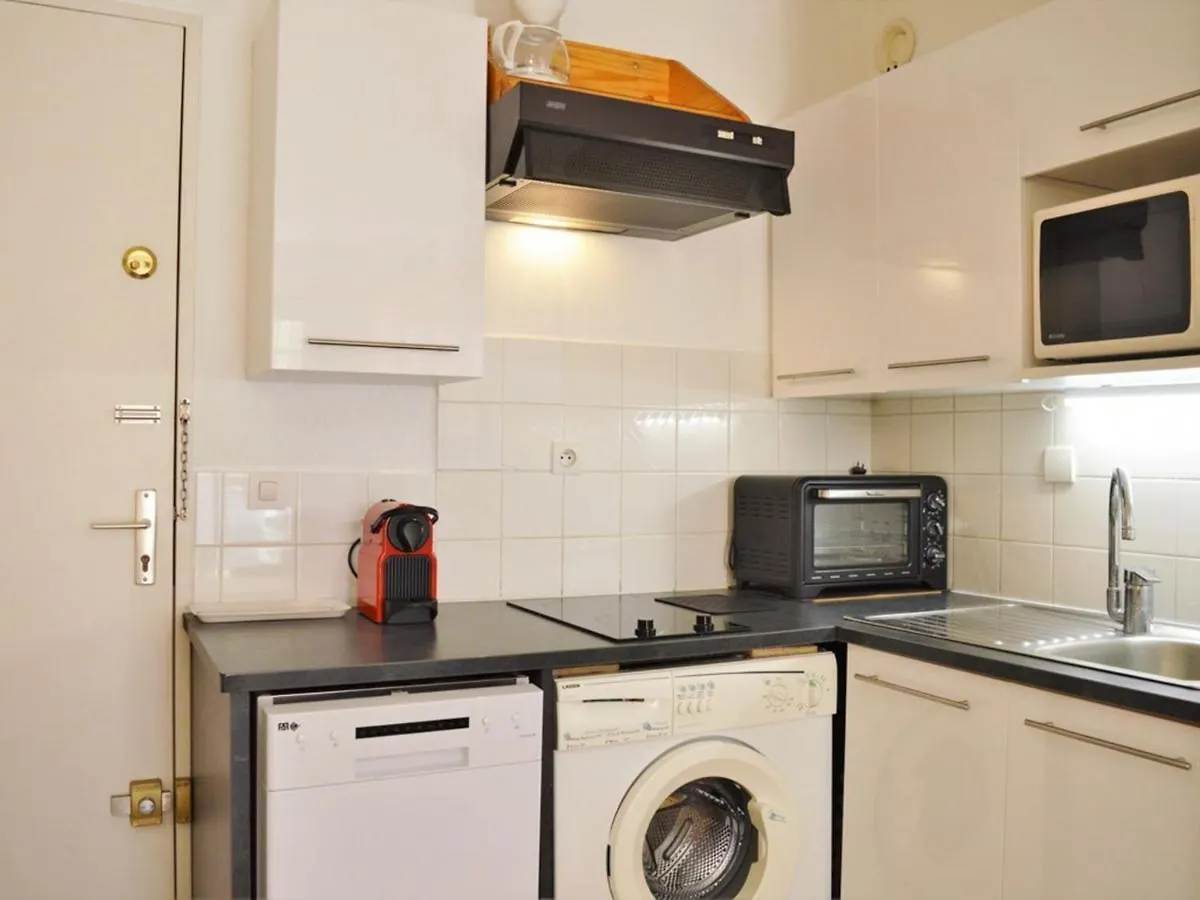 Appartement Climatise Avec Balcon Et Parking Privatif, A 100M De La Plage - Le Lavandou - Fr-1-251-352 0*,  Frankrig
